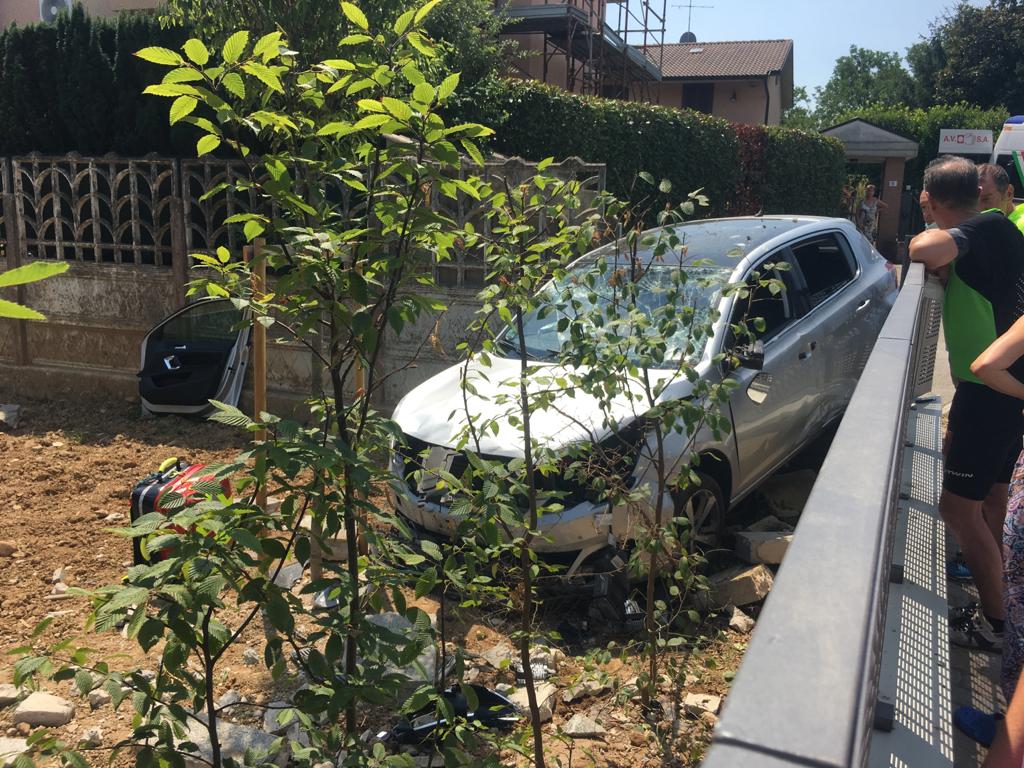 Auto fuori controllo sfonda il muro e finisce nel giardino di casa