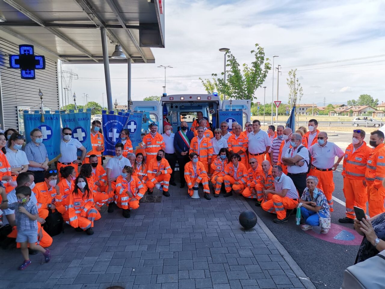 Taglio del nastro per la nuova ambulanza della Croce Bianca di Cernusco sul Naviglio