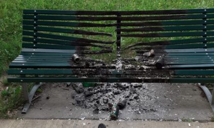 Vandali danno fuoco a una panchina appena posata nel Parco Martesana