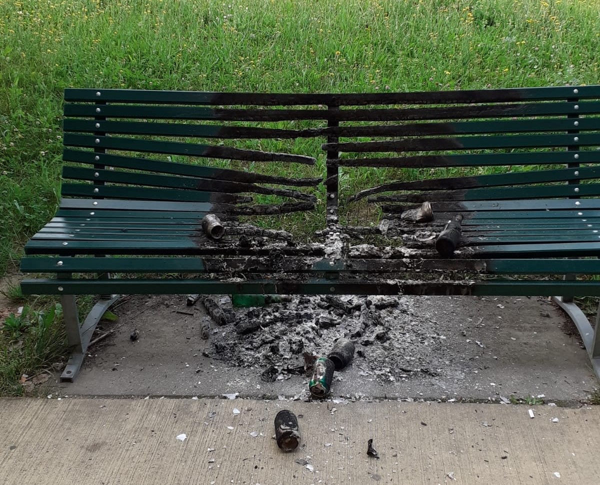 Vandali danno fuoco a una panchina appena posata nel Parco Martesana