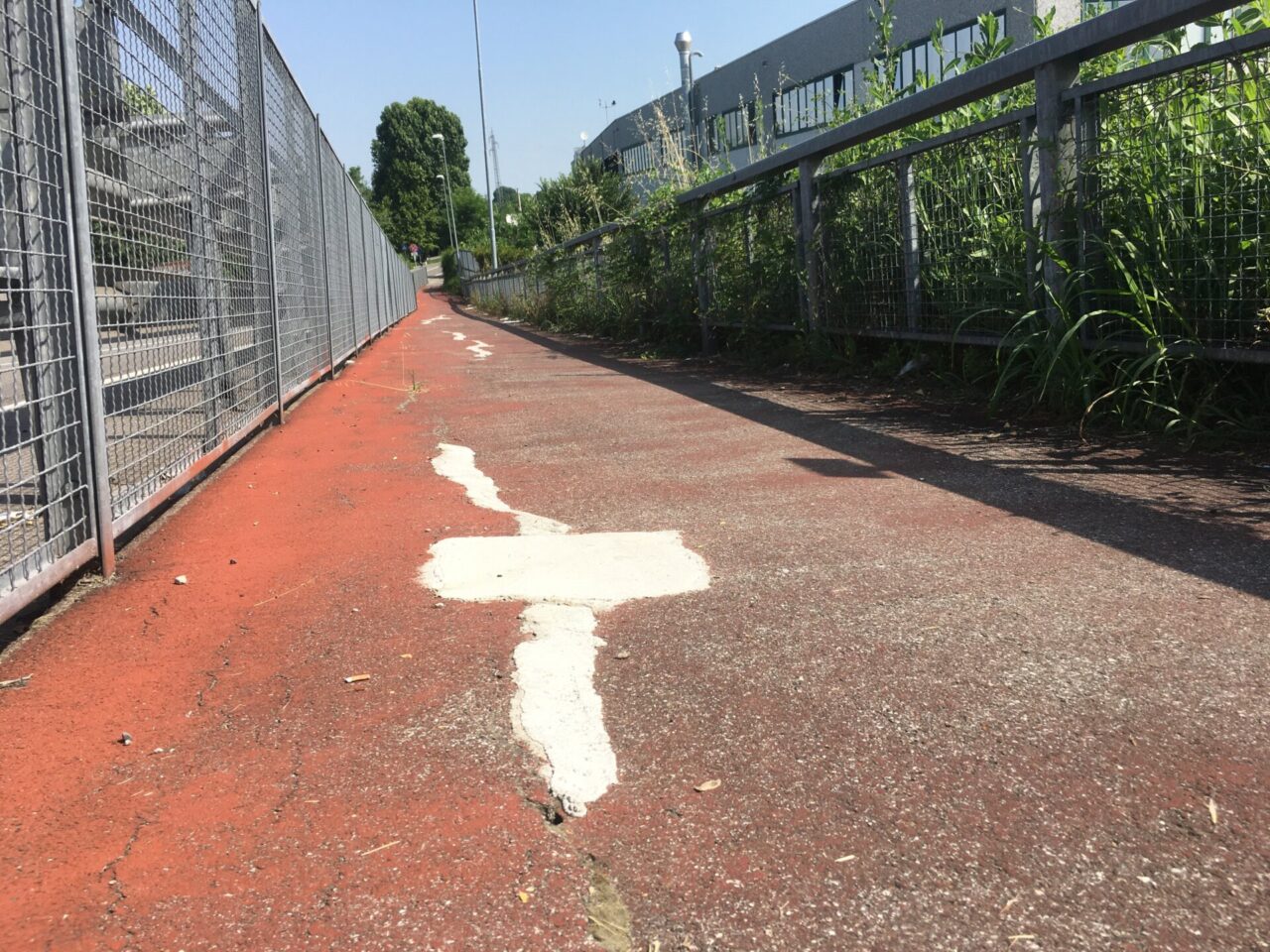Crepe e fessure sull’asfalto: il ponte sull’autostrada “sorvegliato speciale”