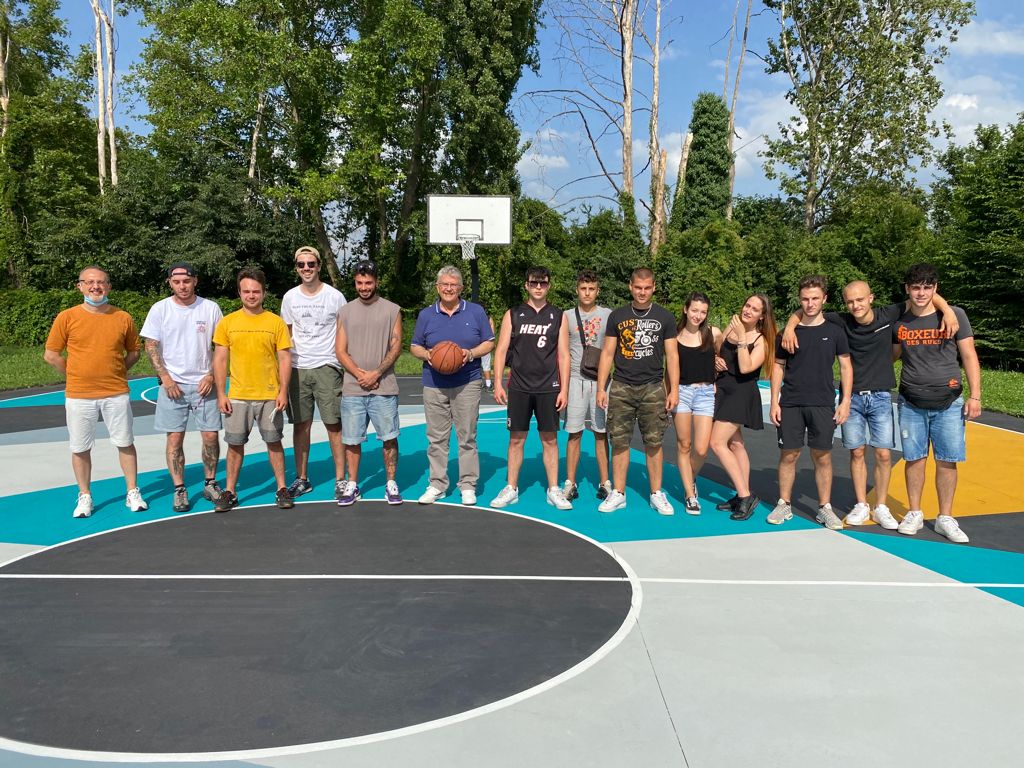 Campo di basket riqualificato a suon di colori dai ragazzi