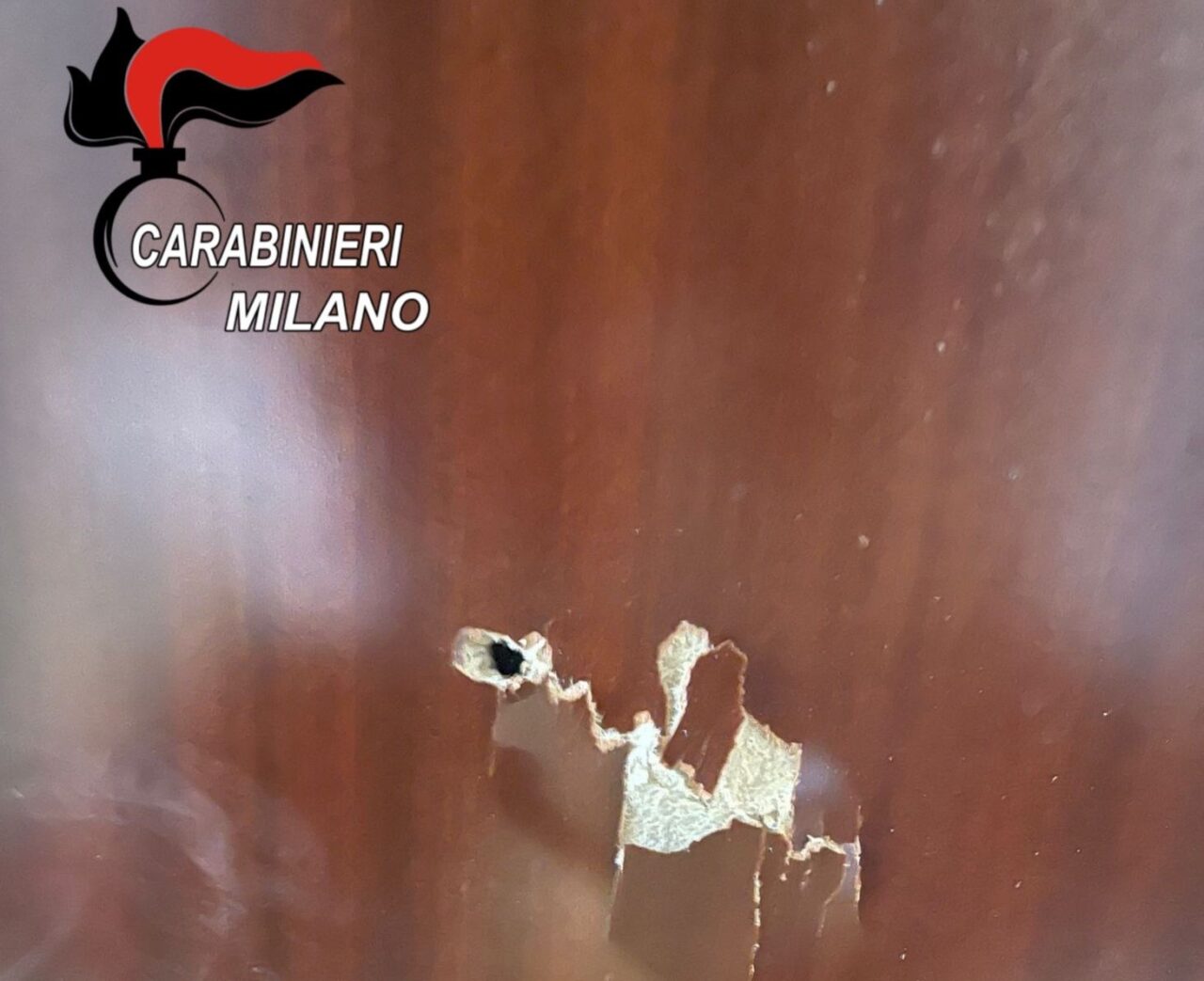 Spari contro la porta di casa di un 19enne per un debito di droga: arrestati due giovanissimi