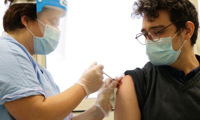 Vaccini: dal 2 giugno prenotazioni per gli over 12. E prende quota l’ipotesi terza dose