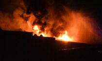 Devastante incendio in un capannone a Brugherio
