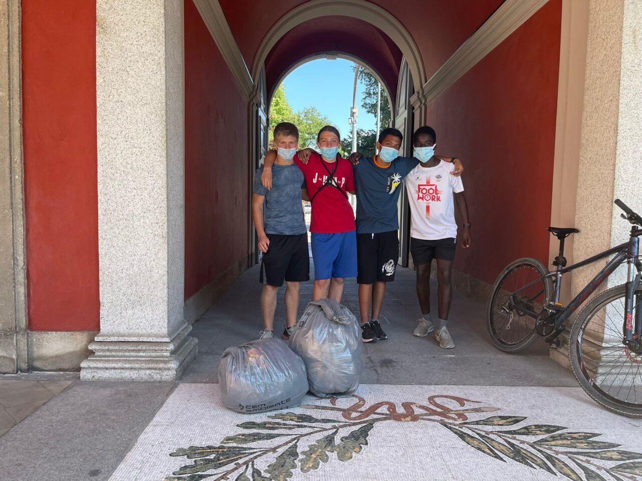 Quattro giovanissimi ripuliscono il parco delle scuole medie
