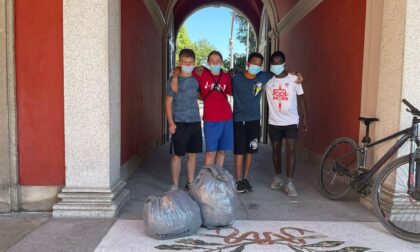Quattro giovanissimi ripuliscono il parco delle scuole medie