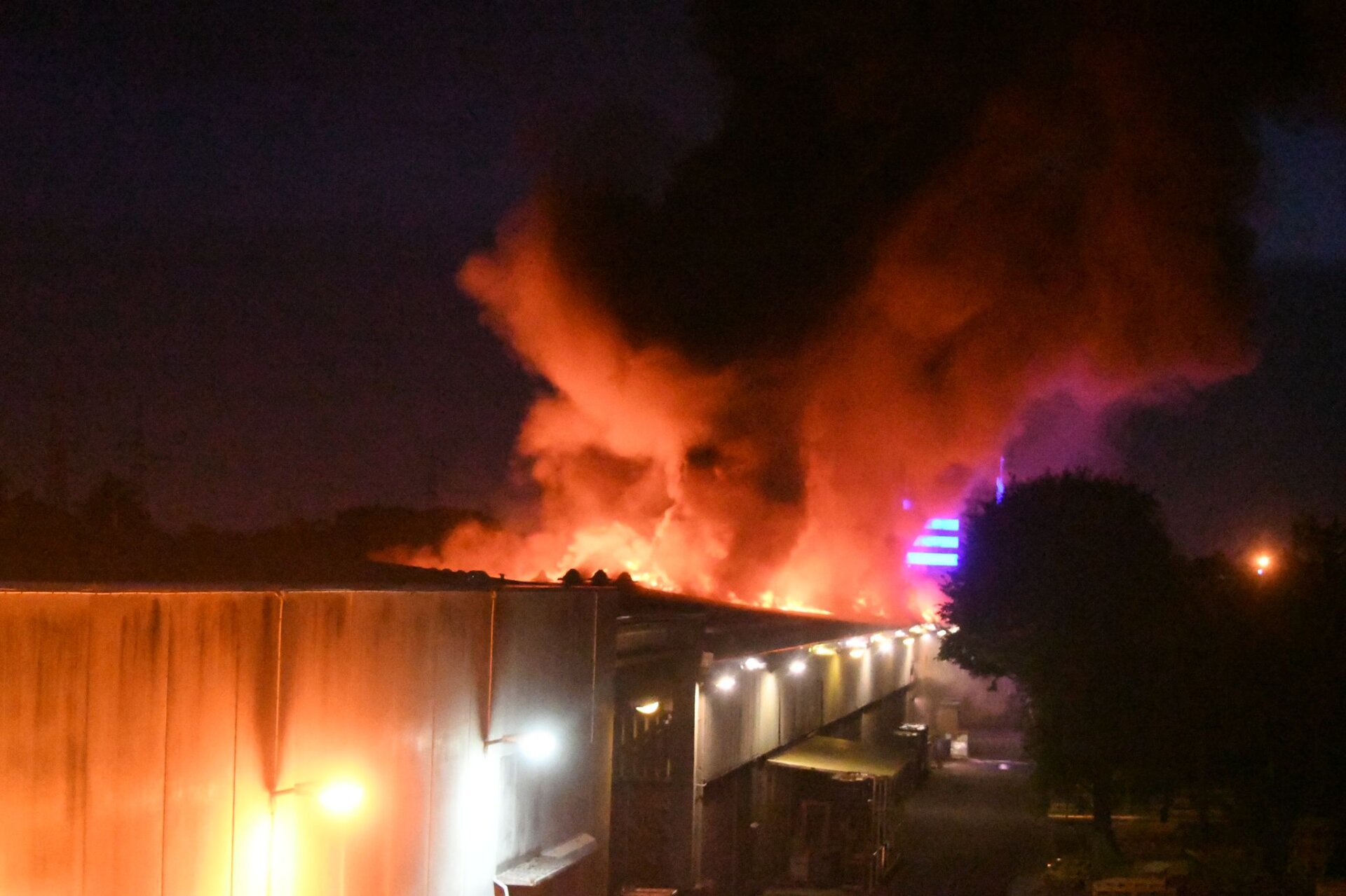 Le fiamme, visibili a chilometri di distanza, stanno divorando una azienda di Brugherio
