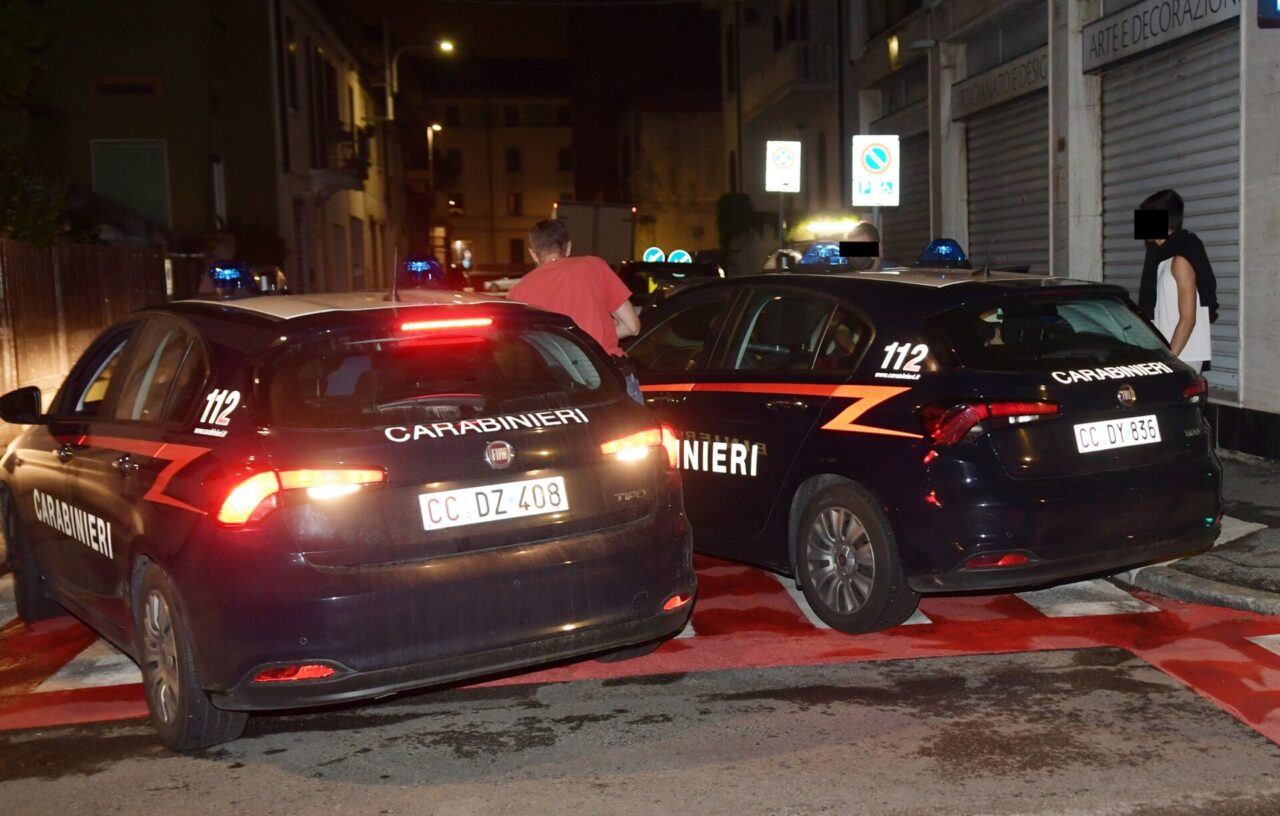 Ragazzo di 19 anni aggredito con un coltello  da due incappucciati. E’ in prognosi riservata