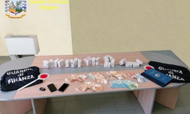 Maxi sequestro di droga: dieci chili di hashish e 25mila euro in contanti