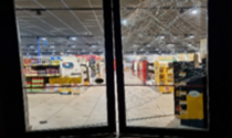 Auto-ariete contro la vetrina di un supermercato, ma i vigilantes mettono in fuga i ladri