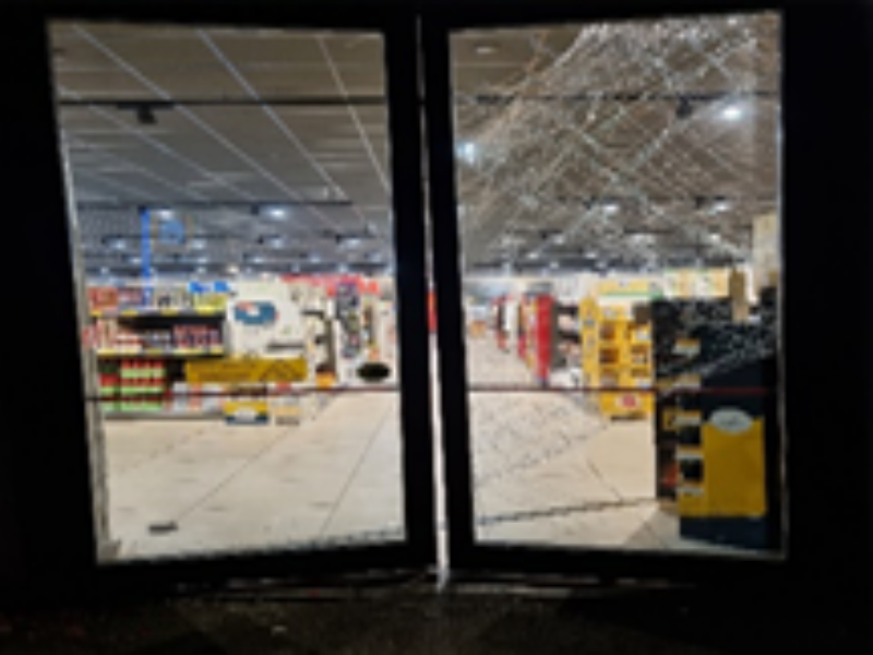 Auto-ariete contro la vetrina di un supermercato, ma i vigilantes mettono in fuga i ladri