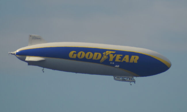 Il dirigibile Goodyear in volo nei cieli dell’Adda Martesana
