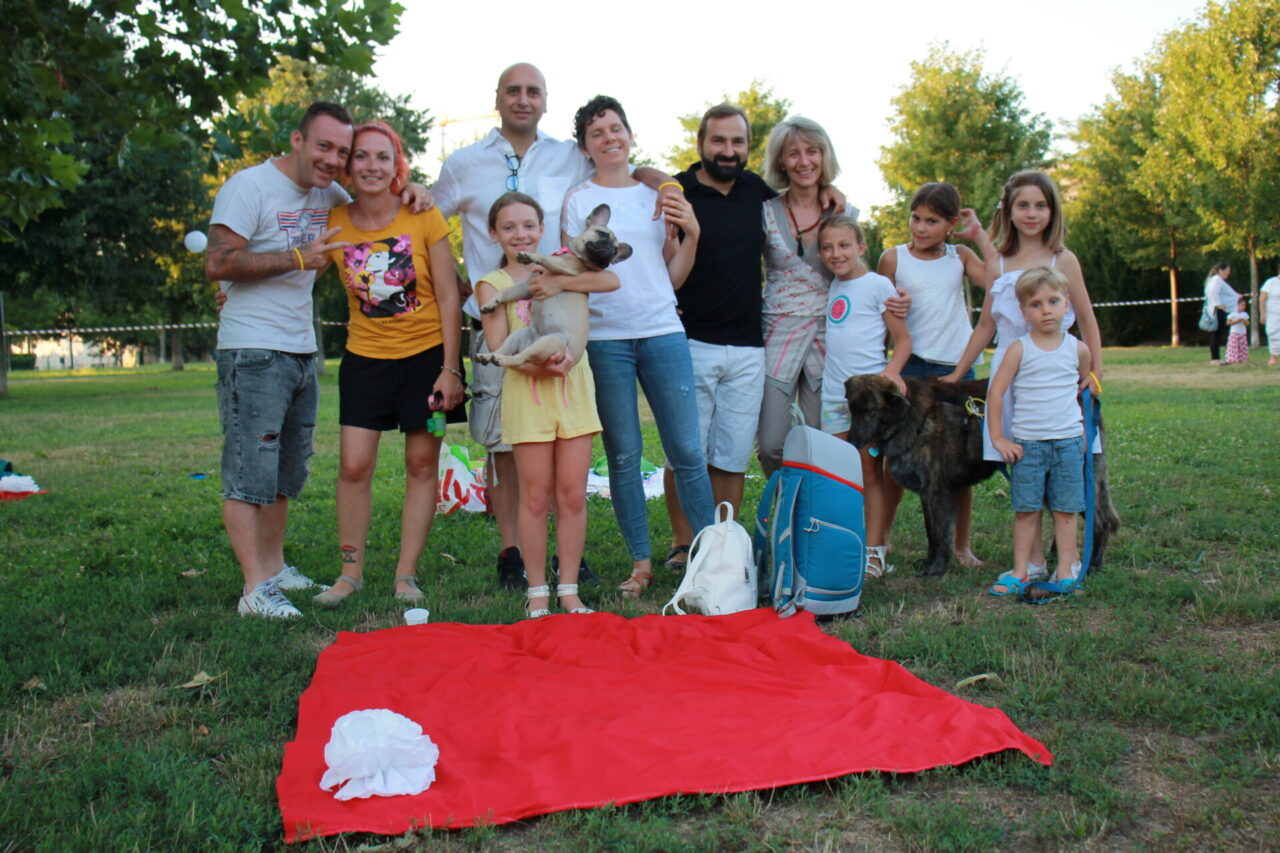 Picnic in bianco nel verde, le famiglie di Melzo “conquistano” il Parco Restelli