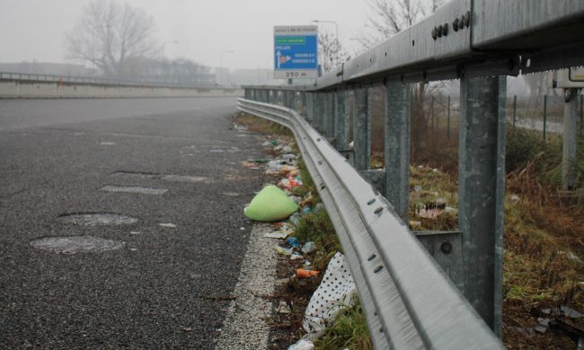 Rifiuti su Cassanese e Rivoltana: in arrivo le telecamere nelle piazzole di sosta