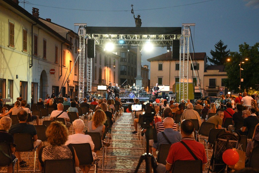 A MelzoEstate tira aria di normalità: negozi aperti e piazza di nuovo piena