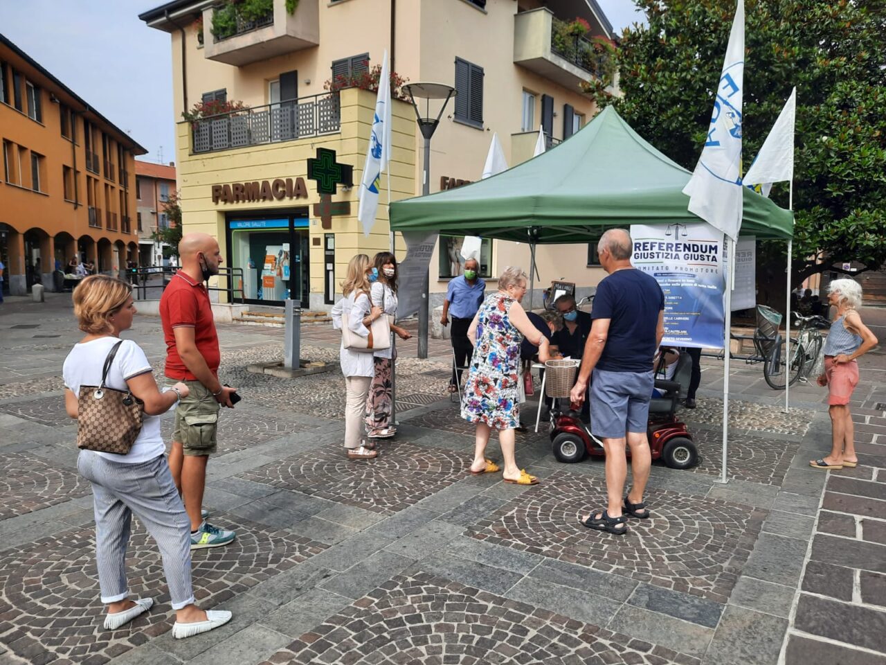 Gazebo della Lega a Cernusco sul Naviglio per raccogliere firme pro referendum