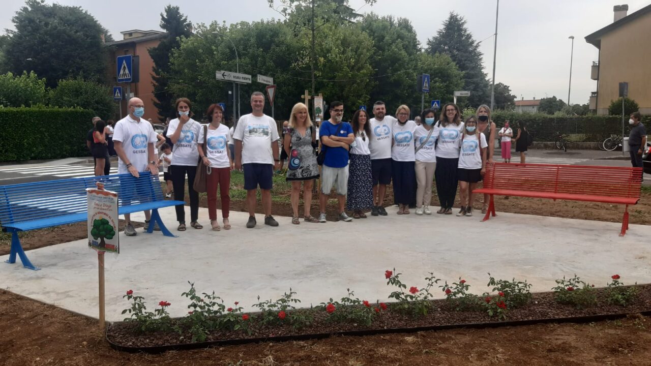 Una panchina rossa e una blu per ricordare Elena e Diego