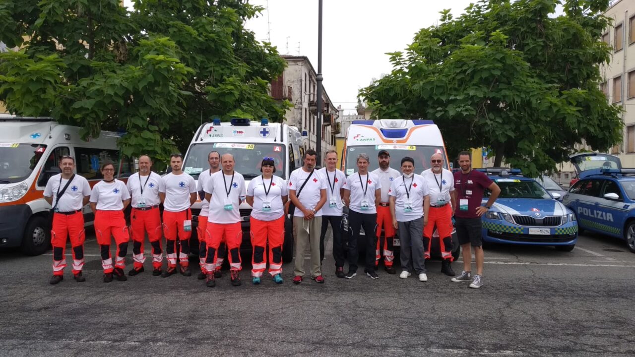 Gli angeli della Croce Azzurra di Trezzo sull’Adda vegliano sul Giro d’Italia femminile