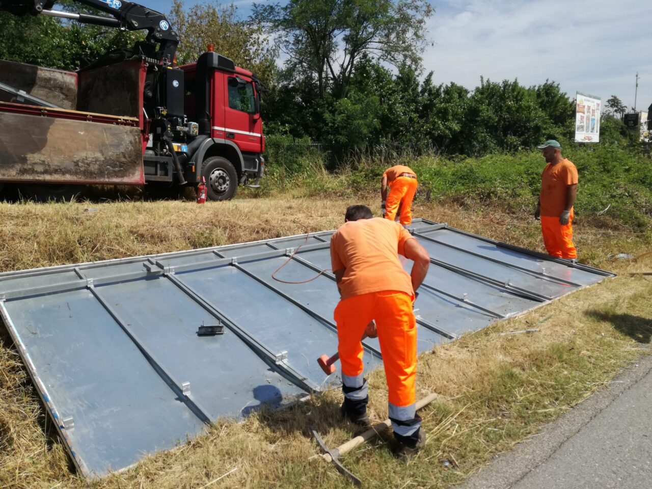 Trezzo sull’Adda, Città metropolitana rimuove i cartelli abusivi lungo l’Sp2