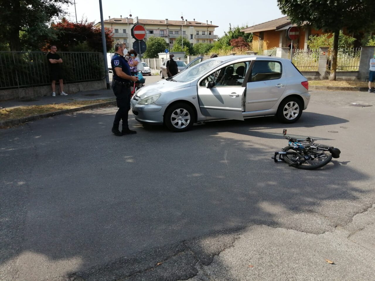 Ciclista 13enne investito, arriva l’elisoccorso