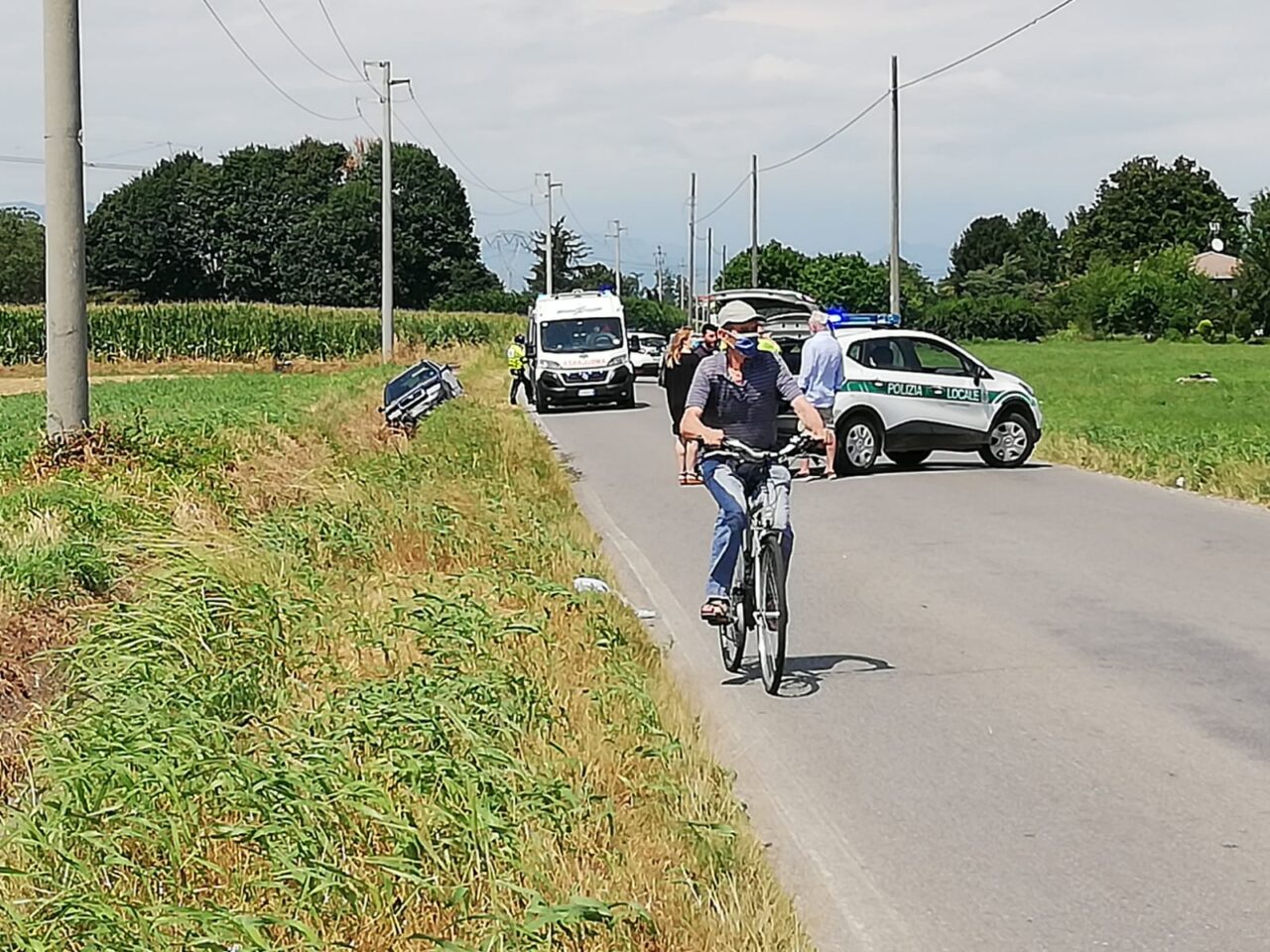 Fuori strada con l’auto, paura per una automobilista 25enne