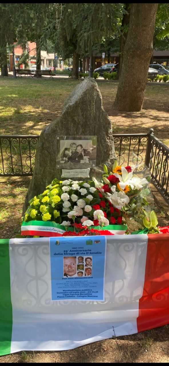 Espone un cartello alla celebrazione per la strage di via D’Amelio, identificato dai Carabinieri