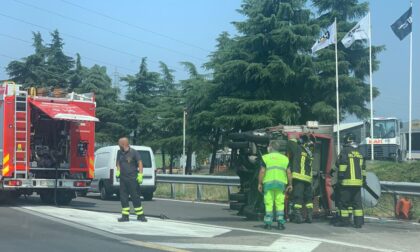 Furgone ribaltato in Tangenziale, intervento di soccorritori e pompieri
