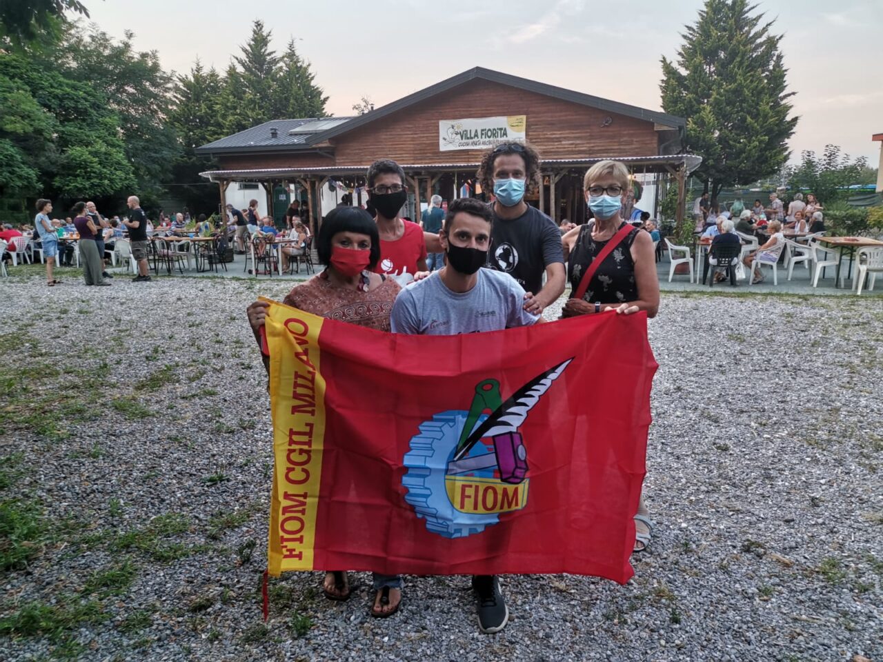 A Cernusco sul Naviglio pastasciutta antifascista per i lavoratori Gkn di Firenze licenziati via email