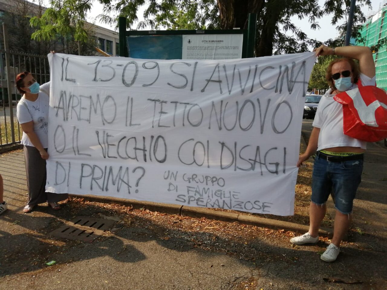 Protestano i genitori: “Quando partono i lavori a scuola?” e spuntano i muratori