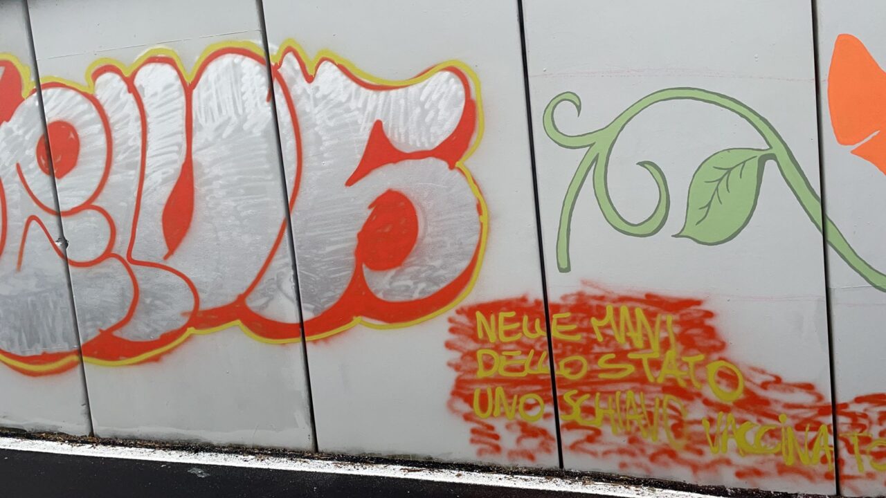 Scritta no-vax deturpa murales sul Naviglio nel sottopasso dedicato a una ragazza investita
