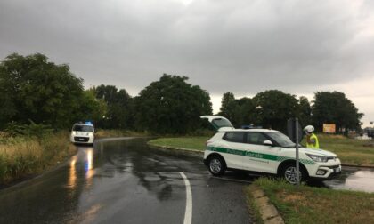 Scivola alla rotonda: paura per un postino ventenne, soccorso in codice rosso