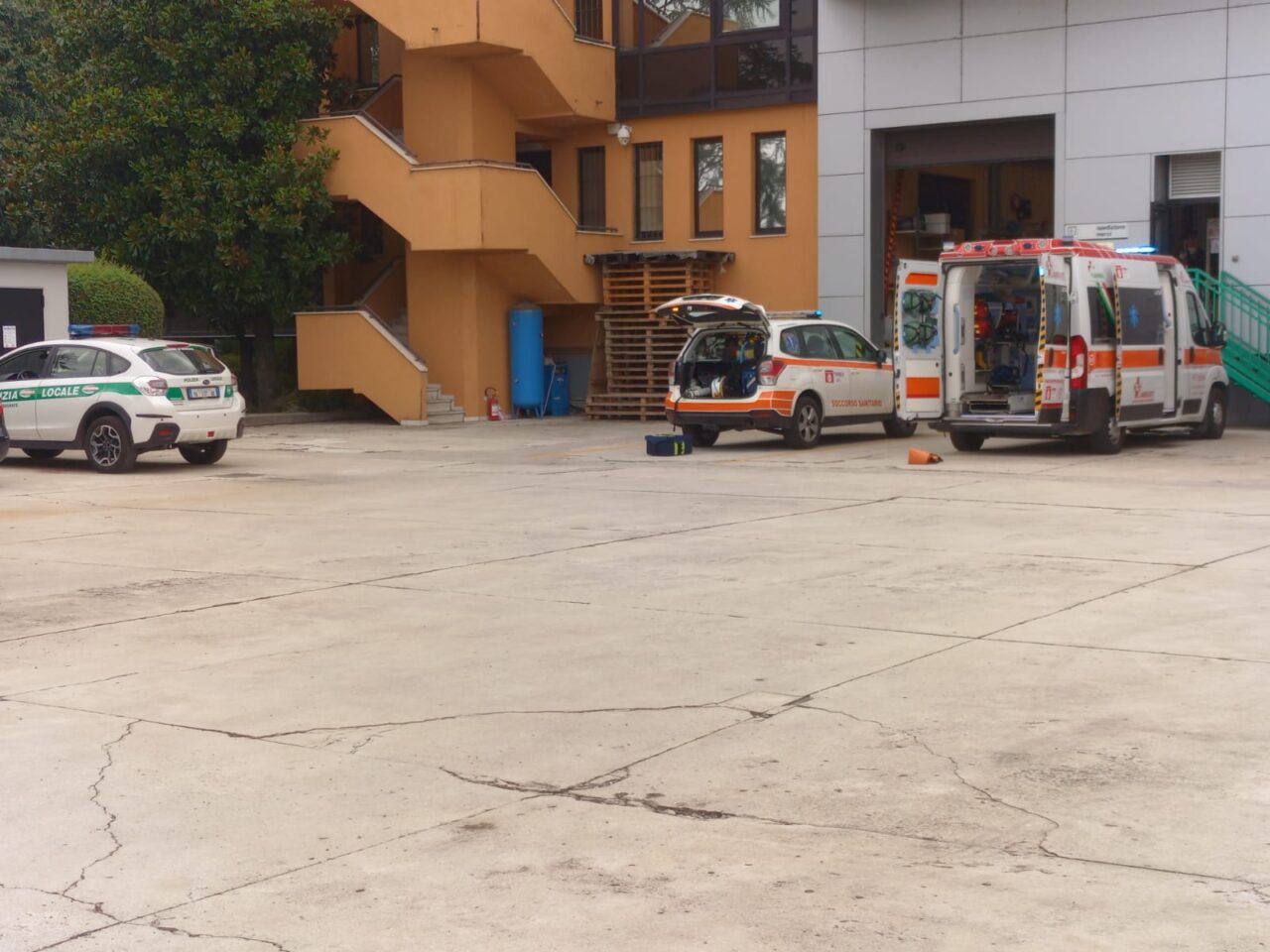 Schiacciato da un bancale mentre carica del materiale, operaio soccorso in codice rosso