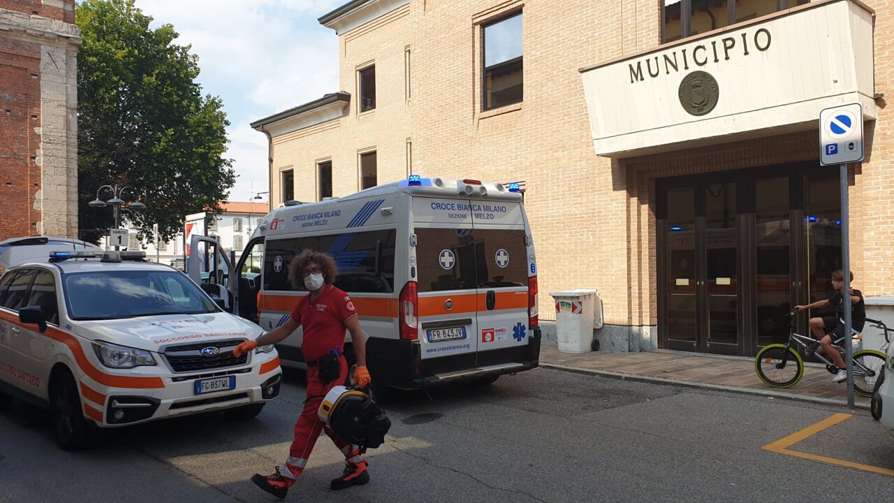 Malore davanti al Comune, anziano in ospedale in condizioni disperate