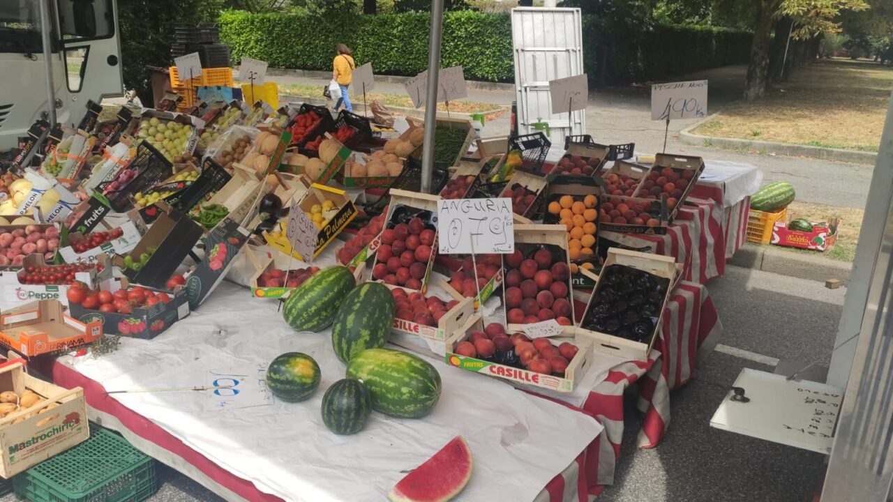 Lavoratore irregolare al mercato di Brugherio: scatta la multa e la denuncia