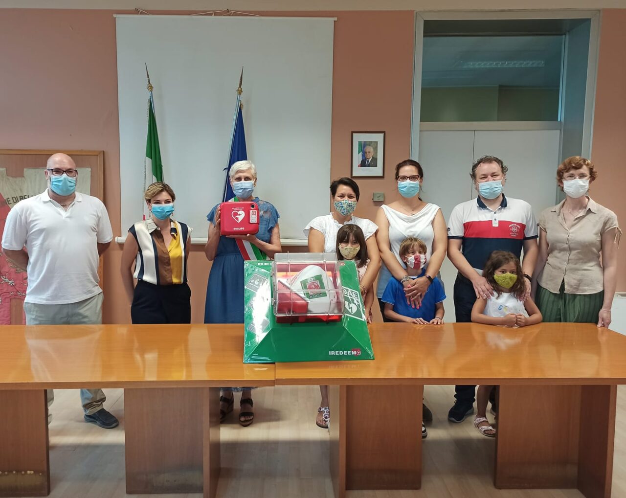 Un defibrillatore donato al Comune di Bellinzago