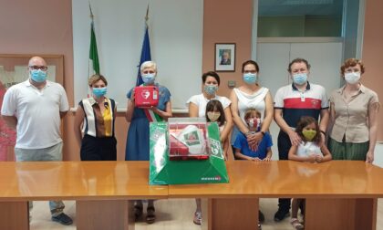 Un defibrillatore donato al Comune di Bellinzago