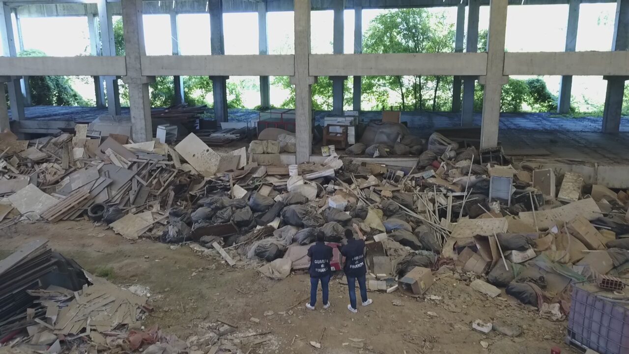 Avevano trasformato l’Adda Martesana in una discarica abusiva: 5 arresti e sequestri milionari