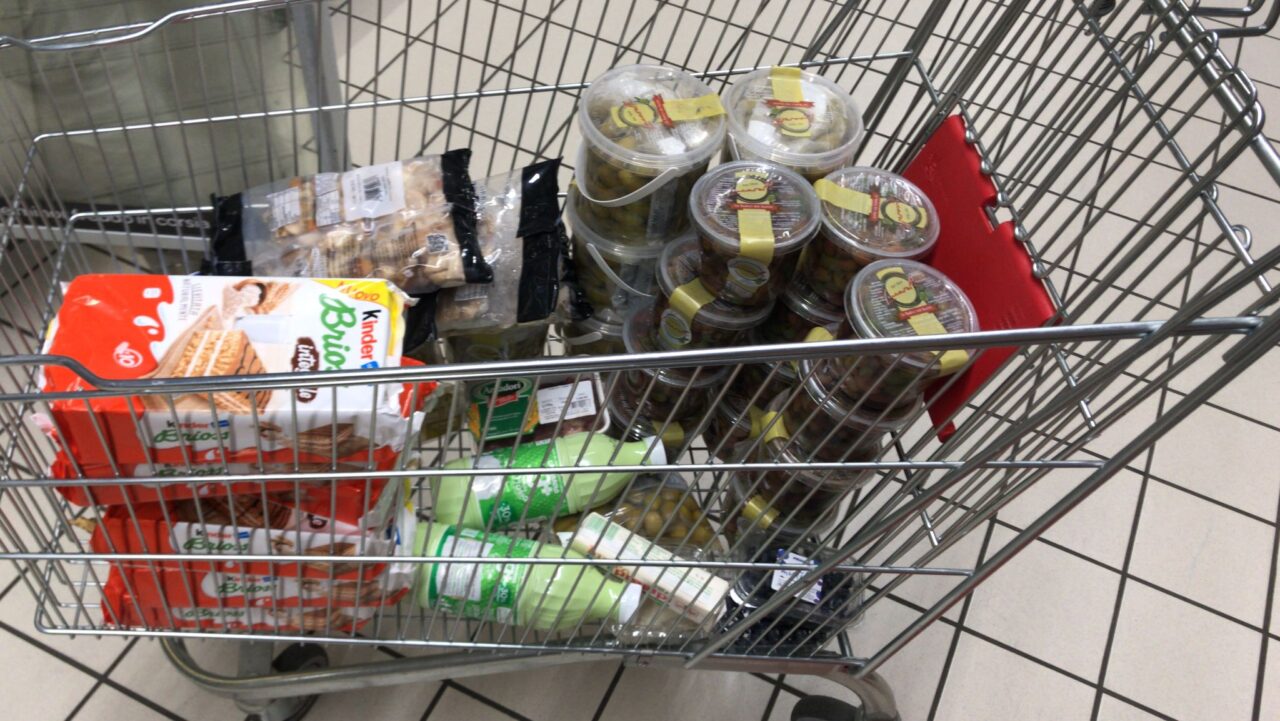 Merce scaduta: sequestro e maxi multa per un supermercato