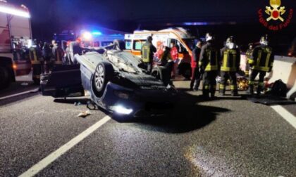 Auto ribaltata in A4: soccorse cinque persone, tra cui due adolescenti