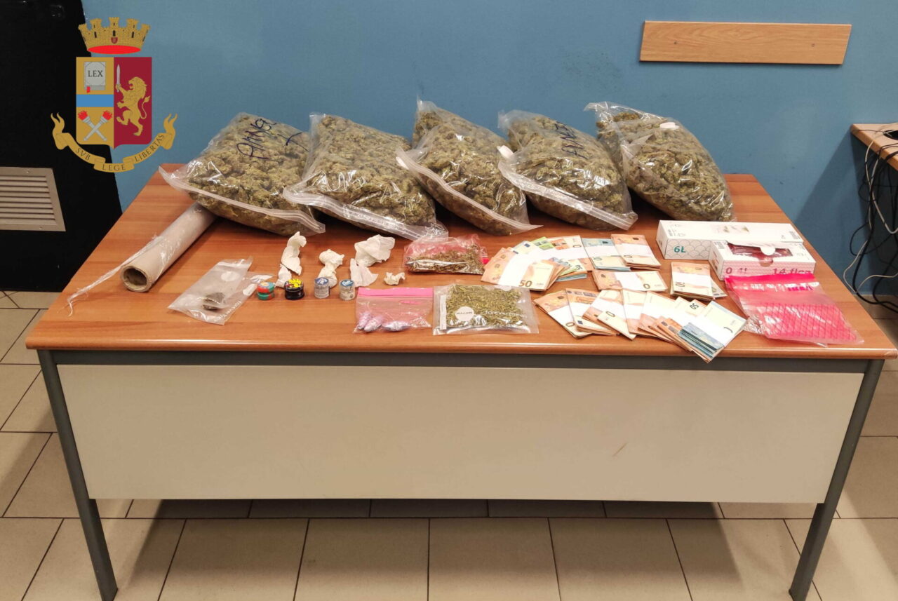 Cinque chili di droga in auto e 20mila euro nel box: arrestato spacciatore