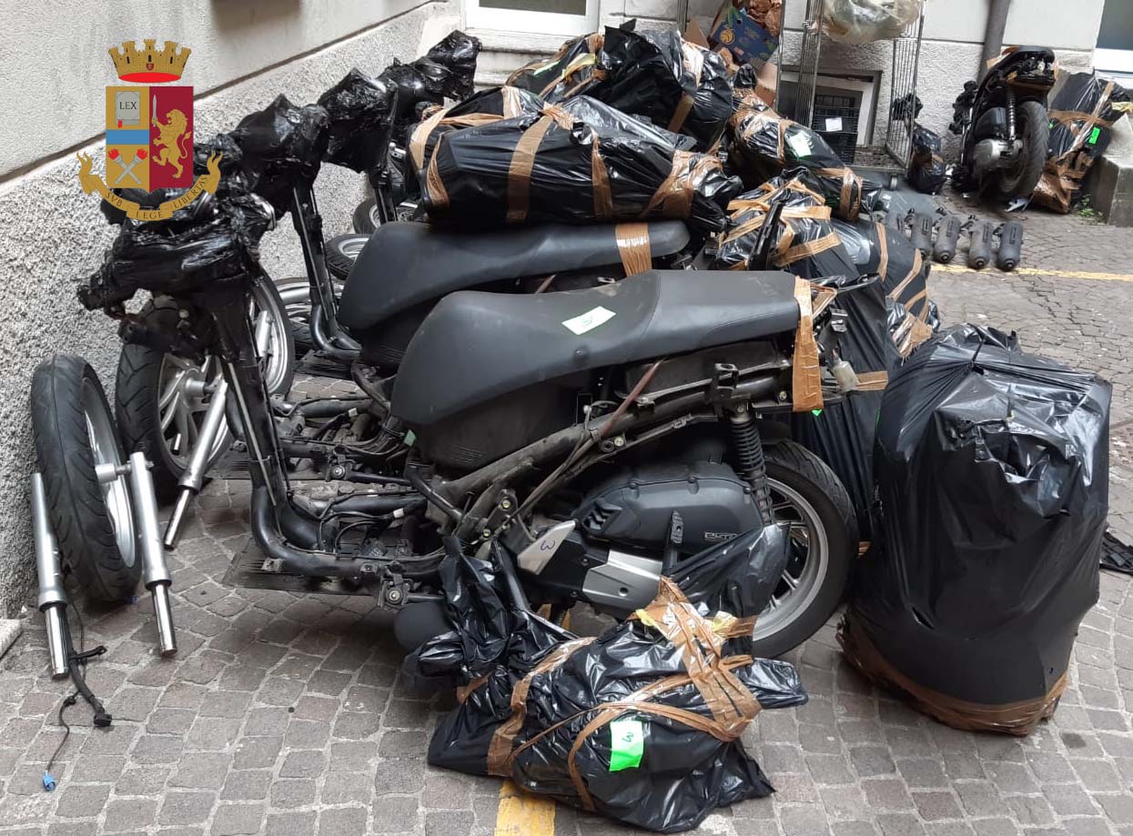 Scooter rubati a Milano e smontati nel box: arrestato