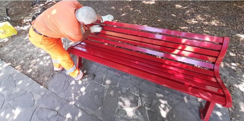 Insulti alle donne sulla panchina rossa “anti-violenza”