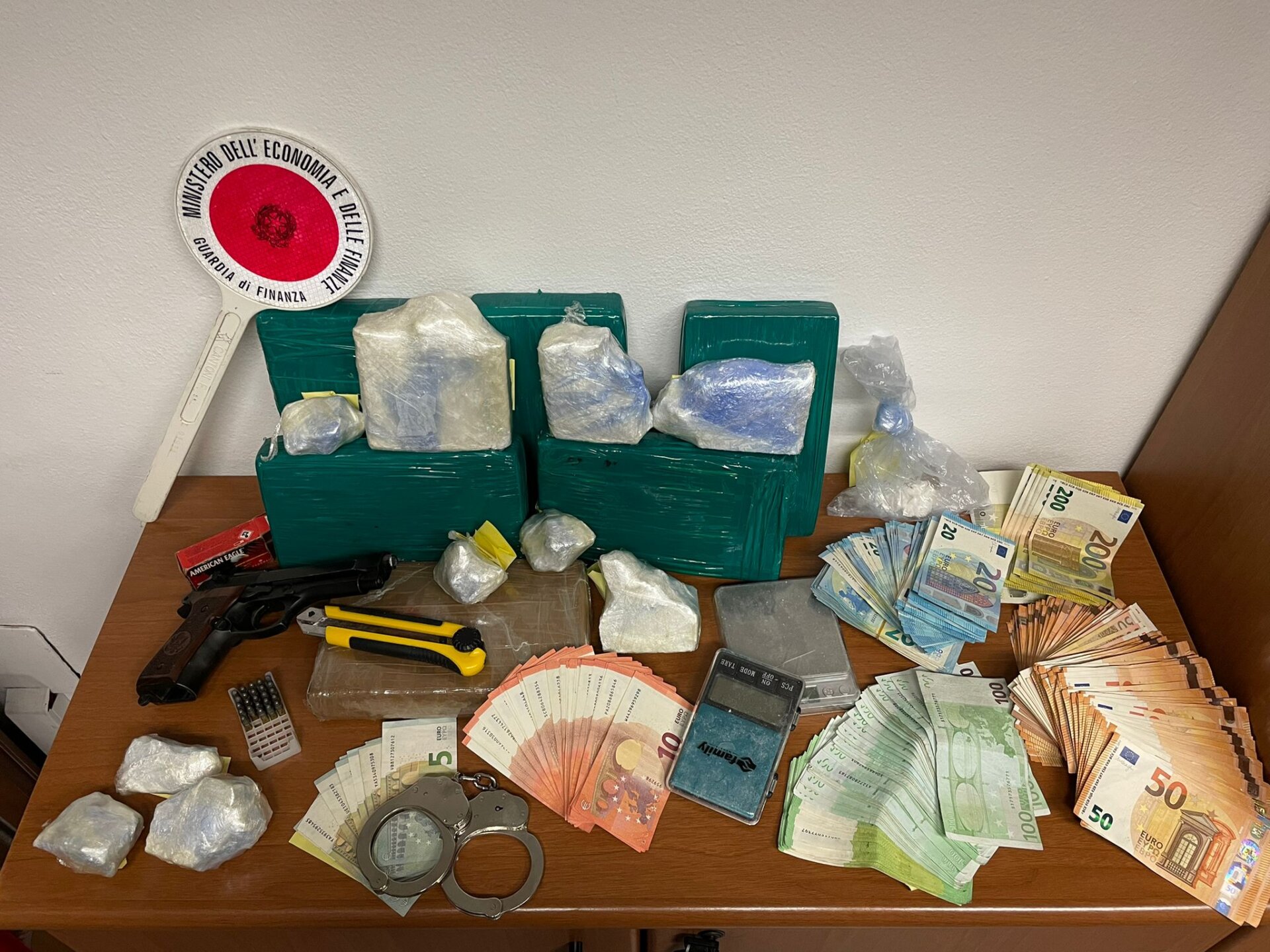 Arrestato trafficante di droga. Aveva 8,3 chilogrammi di cocaina e oltre 25mila euro in contanti