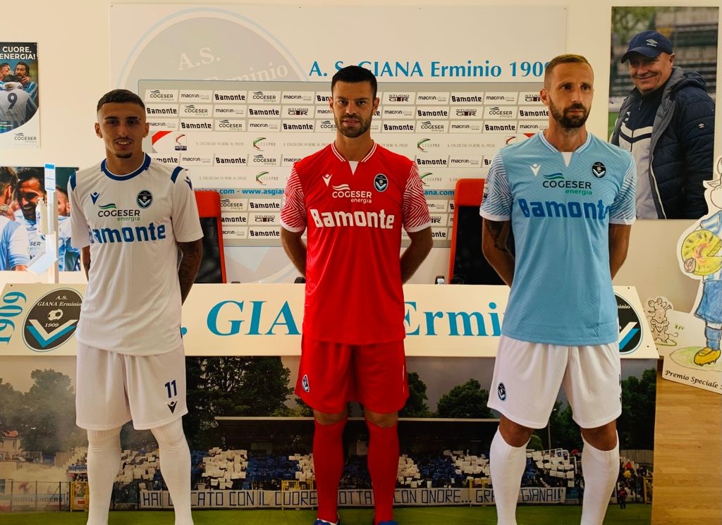 Giana, presentate le nuove maglie: domani si parte