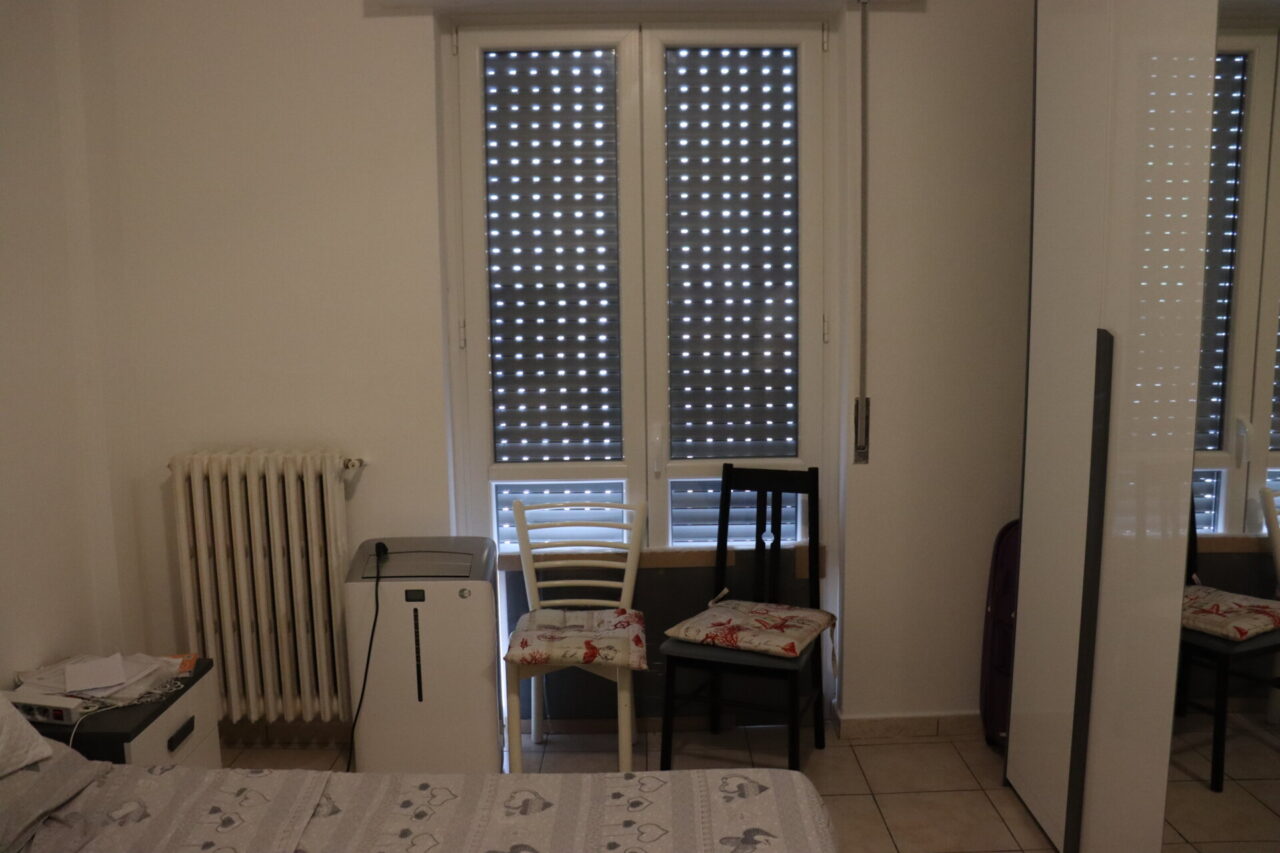 Donna aggredita in camera da letto e derubata