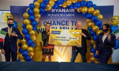 Compra un gratta e vinci di beneficenza su un volo Ryanair e vince centomila euro