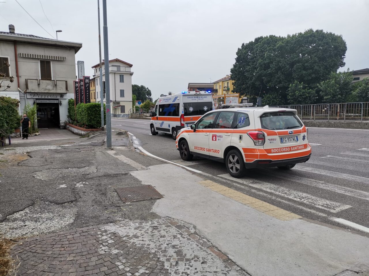 Cade mentre passeggia e picchia la testa, paura per un anziano sulla Padana