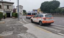 Cade mentre passeggia e picchia la testa, paura per un anziano sulla Padana