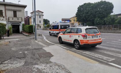 Cade mentre passeggia e picchia la testa, paura per un anziano sulla Padana